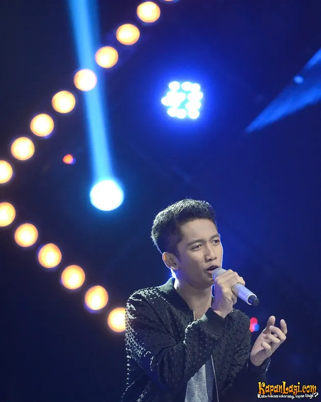 Malam itu ia membawakan lagu milik NOAH yang berjudul Separuh Aku. Tapi mengapa lagunya terdengar sangat berbeda?