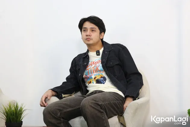 Arbani Yasiz duduk di kursi wawancara