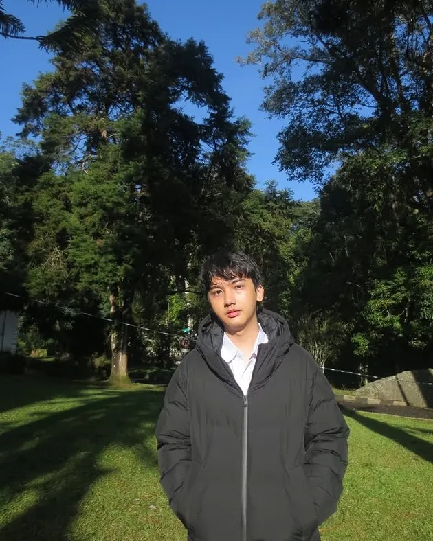 Ari Irham pakai jaket di taman