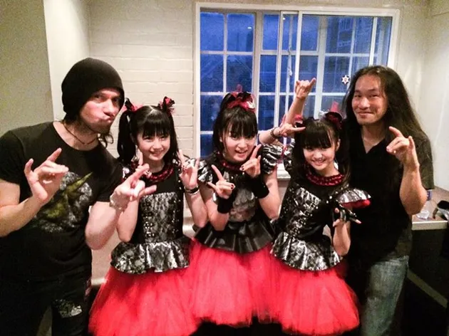 Sebagai artis lokal, BABYMETAL juga akan ajak para idoling crew angguk-angguk dengan musik cadas yang mereka tampilkan.