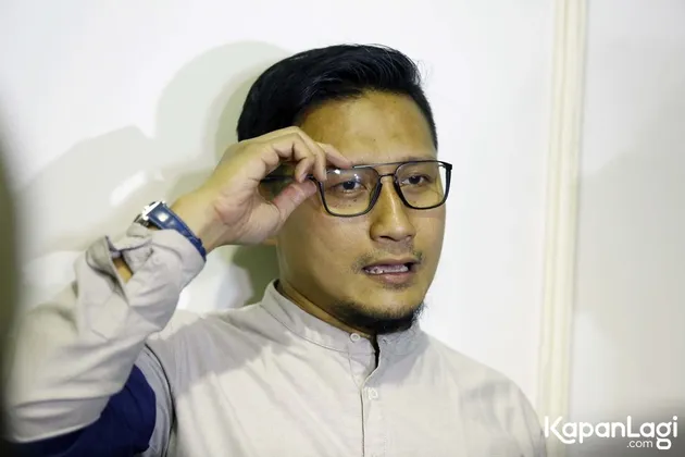 Arie Untung pegang kacamata