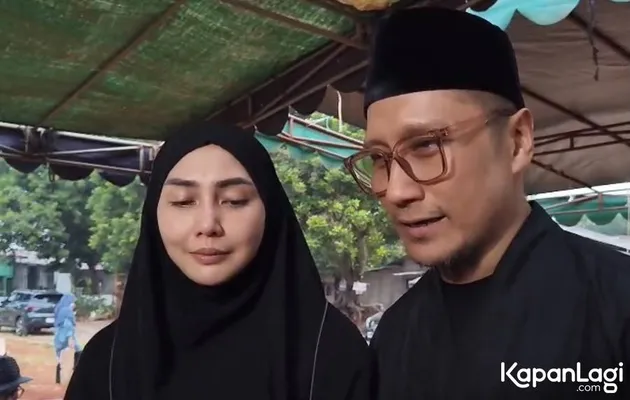 Arie Untung dan istrinya