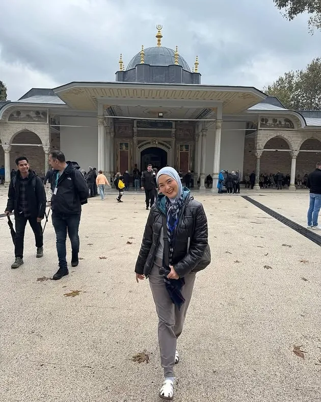 Della Puspita di depan Masjid