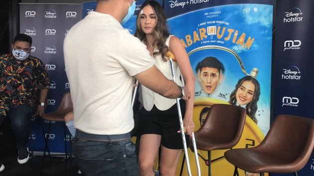 True Army, Here are 10 Photos of Luna Maya Attending the Press Conference for the Film 'SABAR INI UJIAN' Using Crutches and a Cast with the BTS Written on It