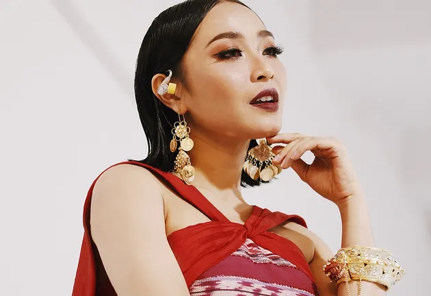 Artis pembuka AG 2018 memakai aksesoris Rinaldy Yunardy