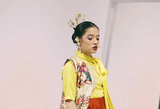 Artis pembuka AG 2018 memakai aksesoris Rinaldy Yunardy