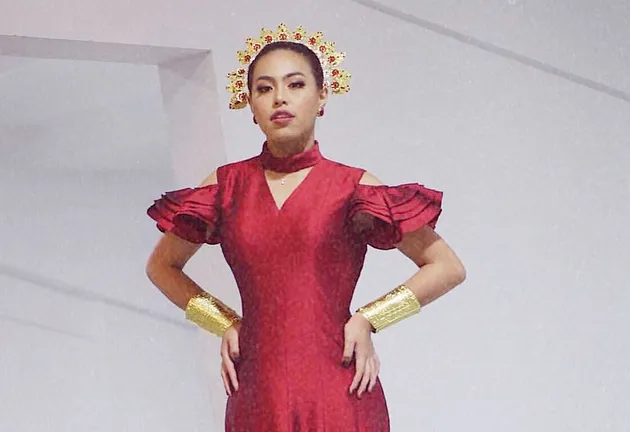 Artis pembuka AG 2018 memakai aksesoris Rinaldy Yunardy