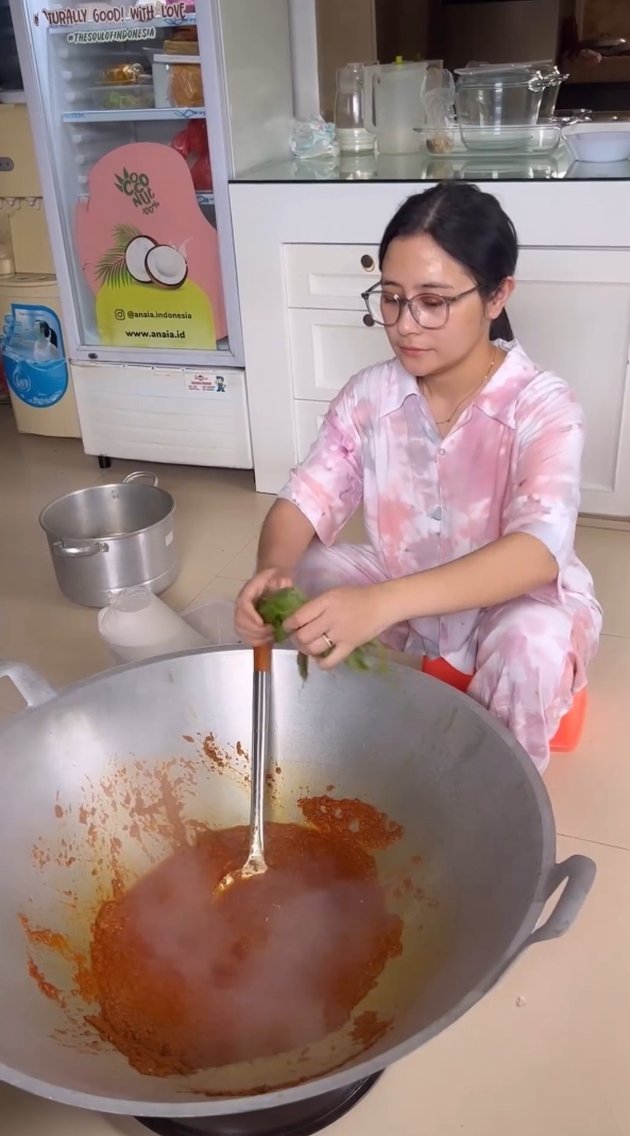Multitalented Artist, Portrait of Prilly Latuconsina Cooking Big on Eid Moment - Flood of Praise