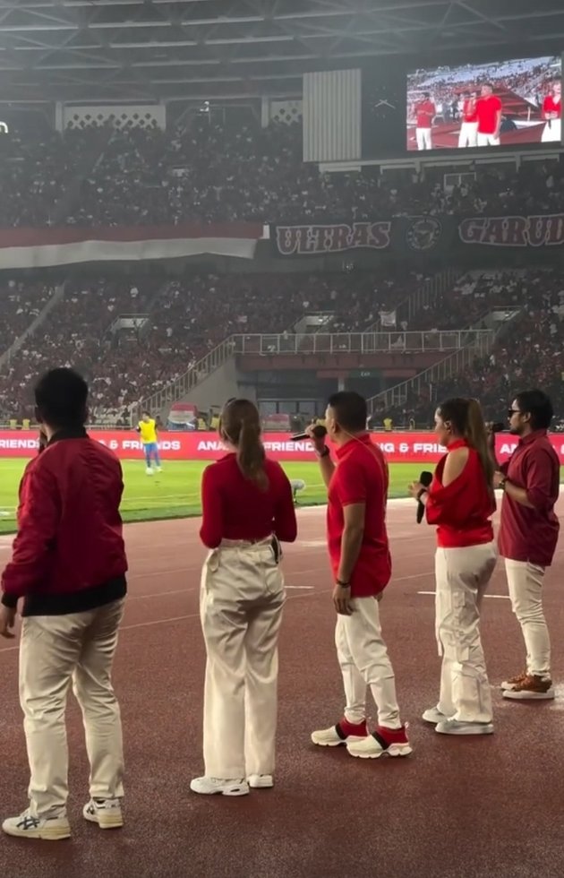 Portrait of Anang - Ashanty Singing at GBK After the Victory of the National Football Team, Criticized by the Audience - Walkout Before the Song Ends