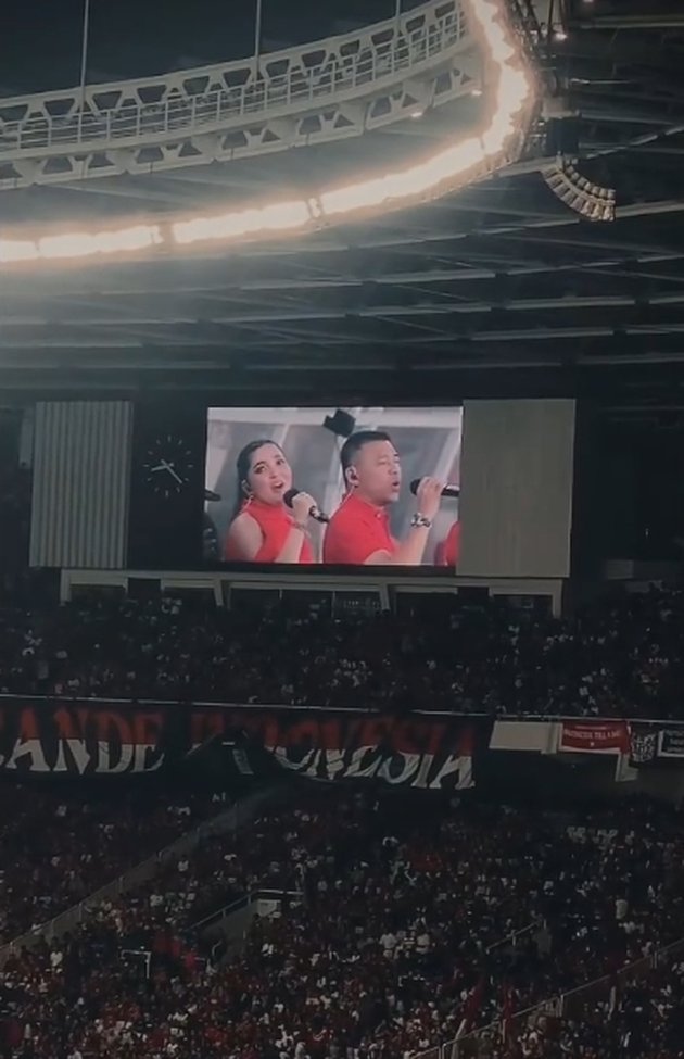 Portrait of Anang - Ashanty Singing at GBK After the Victory of the National Football Team, Criticized by the Audience - Walkout Before the Song Ends