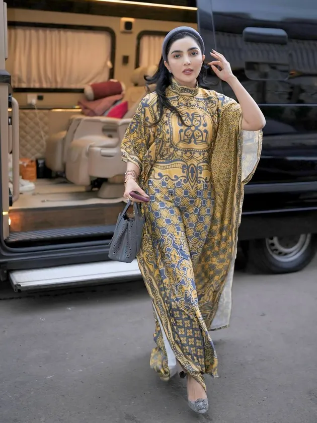 Ashanty turun dari mobil 