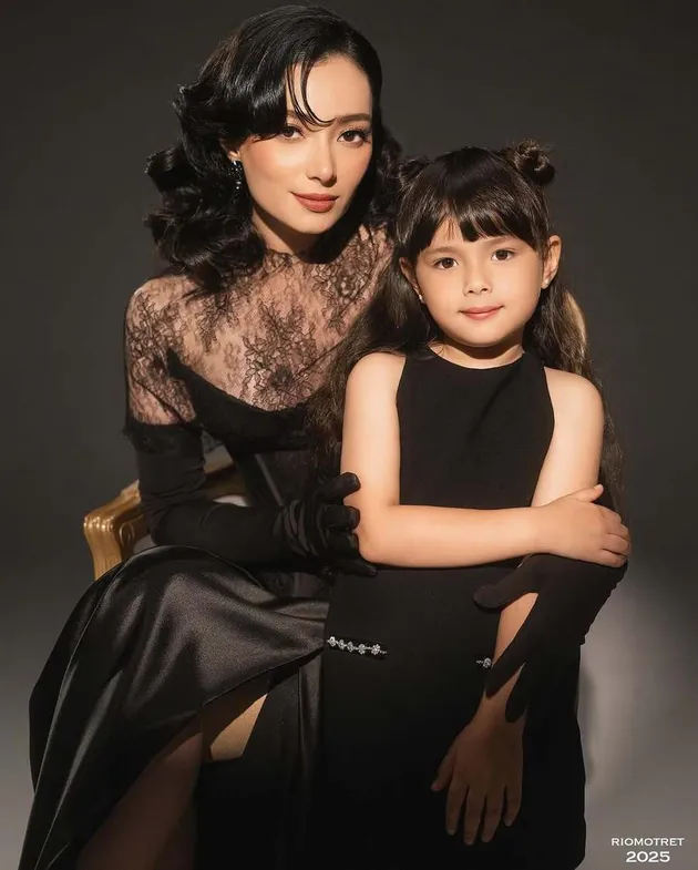 Asmirandah tampil kompak bersama anak