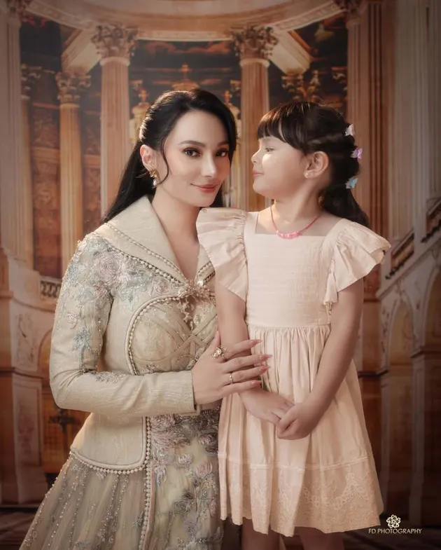 Pose gemas anak Asmirandah saat photoshot