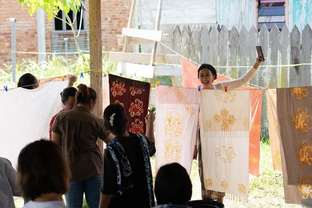 Asri Welas Bikin Batik