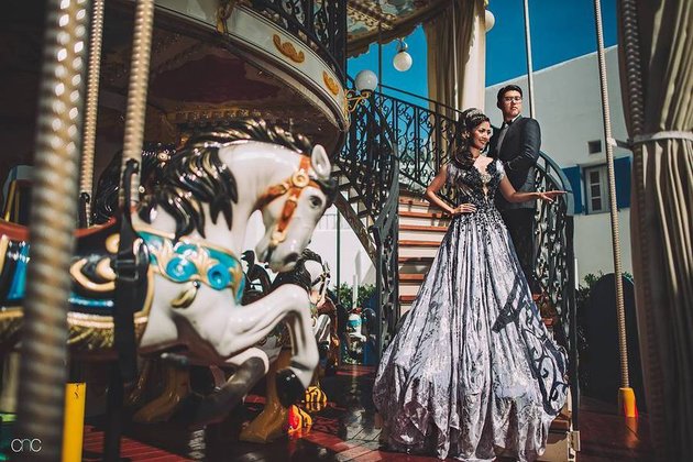 Asty Ananta menikah dengan pria bernama Hendra di di Sofitel Bali, Nusa Dua, Bali, pada hari Minggu (2/10). Pernikahan ini sebelumnya nyaris tak terendus oleh media.