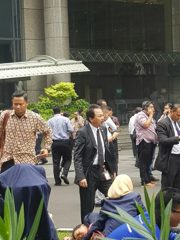 atap bei runtuh, selasar bei runtuh, atap bursa efek indonesia runtuh