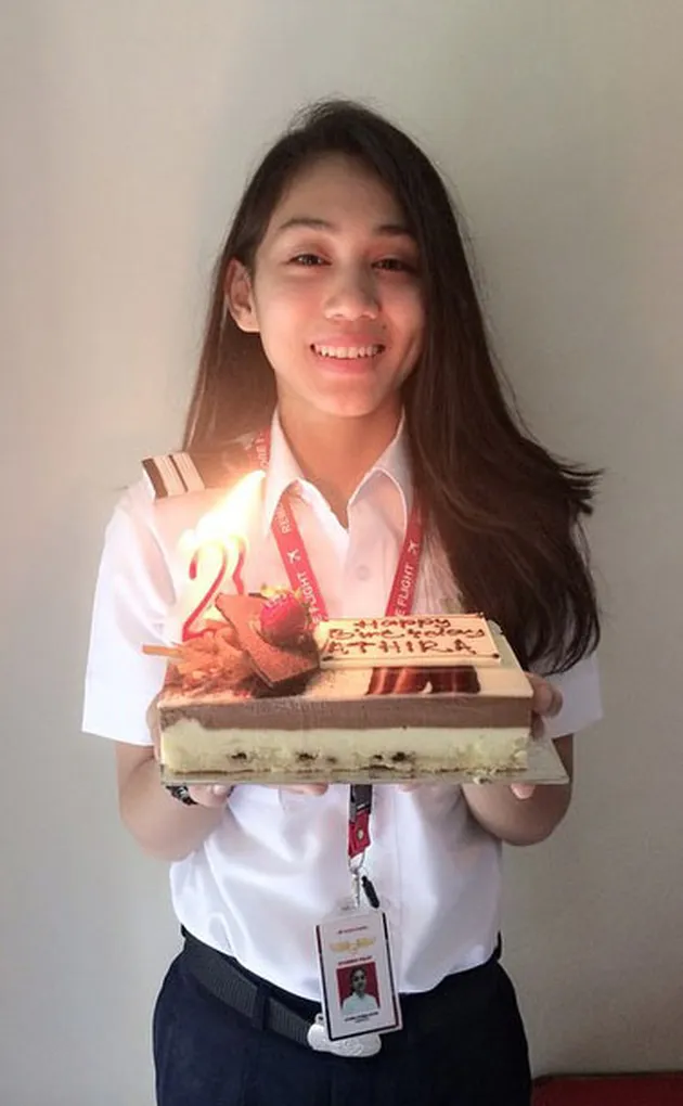Athira Farina, Pilot Cantik Yang Bikin Pria Ingin Terbang ...