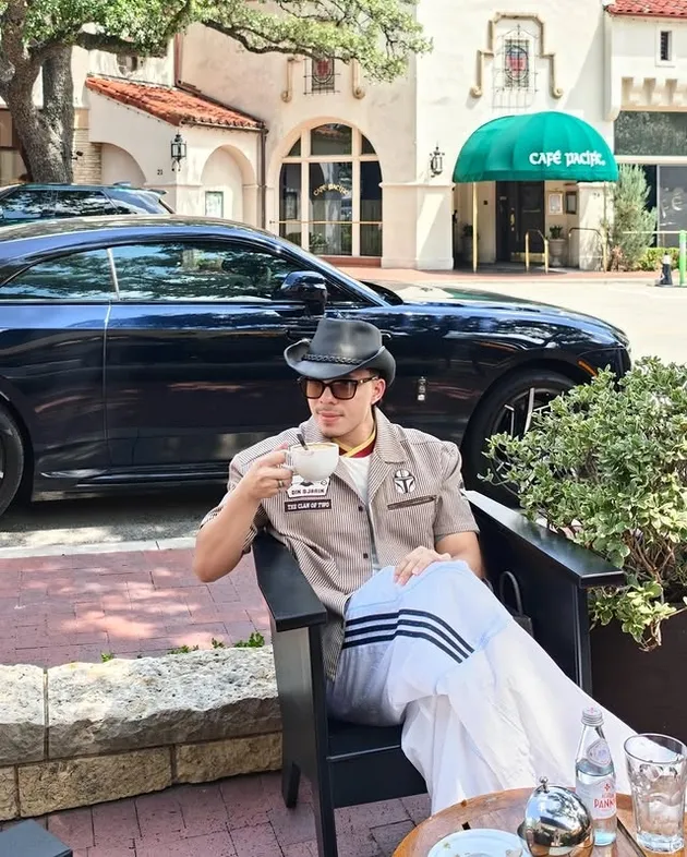 Atta Halilintar duduk di cafe