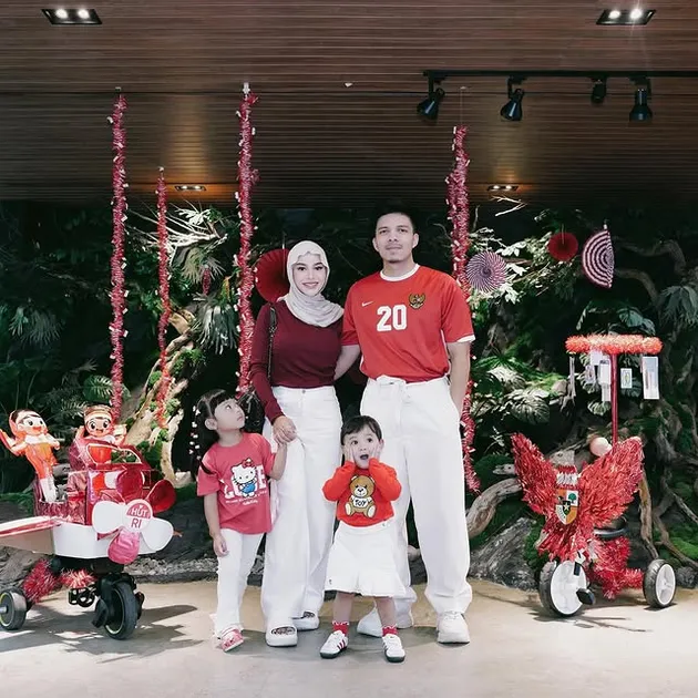 Keluarga Atta pakai baju merah