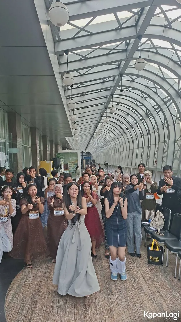 Melly dan Tasya nyanyi saat audisi D'Academy 8