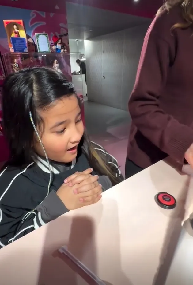 Aneska anak Audy Item di mall Inggris