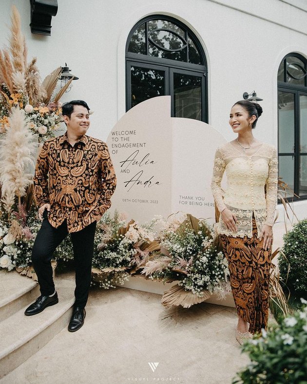 Seperti inilah wajah bahagia Aulia Sarah dan Adityar Zulhyandra Aladin di acara pertunangan mereka yang digelar di sebuah cafe di Jakarta Barat pada 8 Oktober lalu.