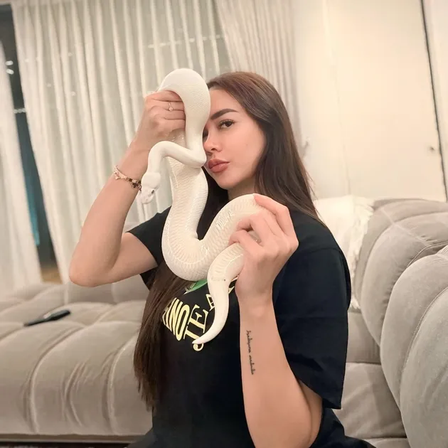 Aura Kasih pegang ular