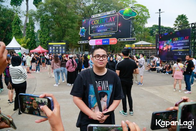Initially Wanted to Wear BMTH T-Shirt, 8 Photos of Umay Shahab Watching Coldplay Concert Wearing Dewa 19 T-Shirt - Find out the Reasons Here!