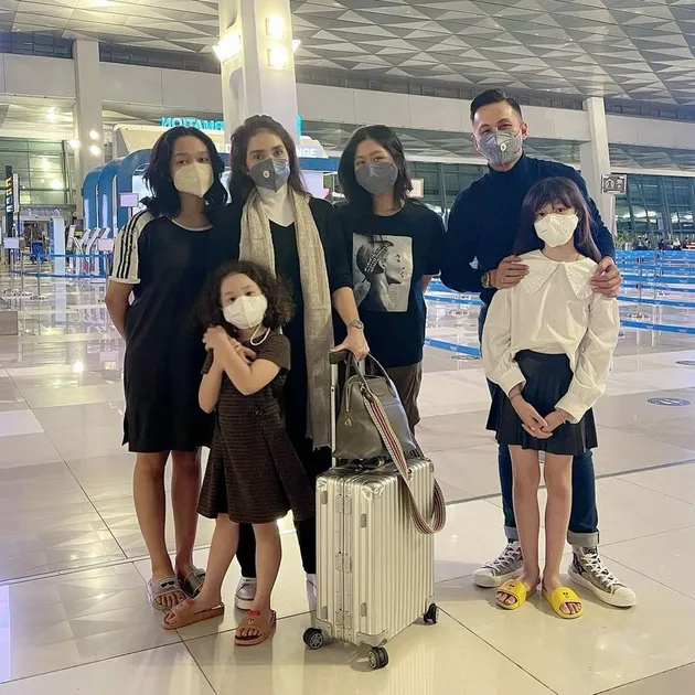 Ini adalah momen ketika Ussy dan Dhika ada di bandara bersiap terbang ke AS. Ussy mengaku menangis saat mau meninggalkan anak-anak karena biasanya liburan ke mana-mana.