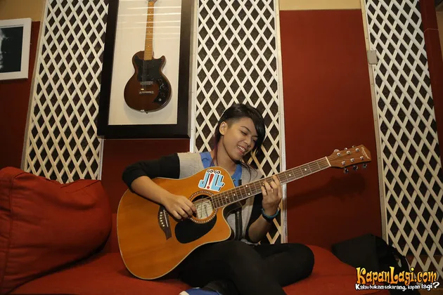 Digawangi oleh Yun yang mengisi satu posisi gitaris, GoGoJiLL bermodal sebuah single istimewa yang telah mereka persiapkan.