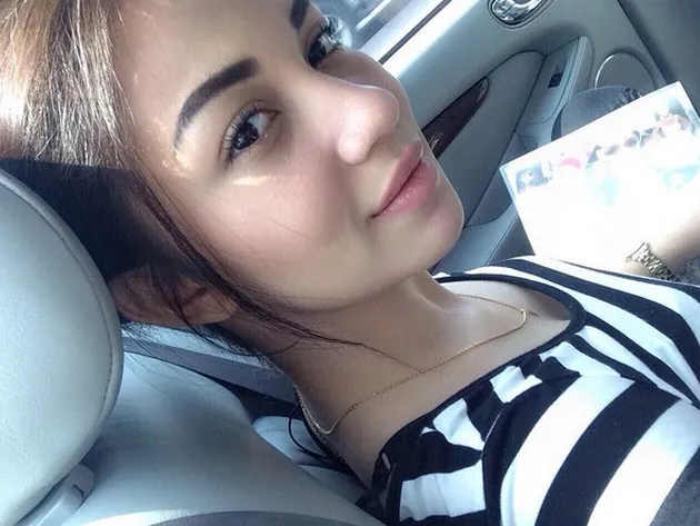 lirikan selebriti, selebriti melirik, selebriti cantik, kumpulan selebriti cantik