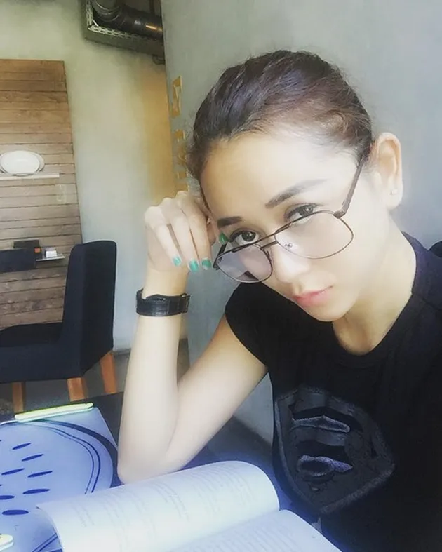 lirikan selebriti, selebriti melirik, selebriti cantik, kumpulan selebriti cantik