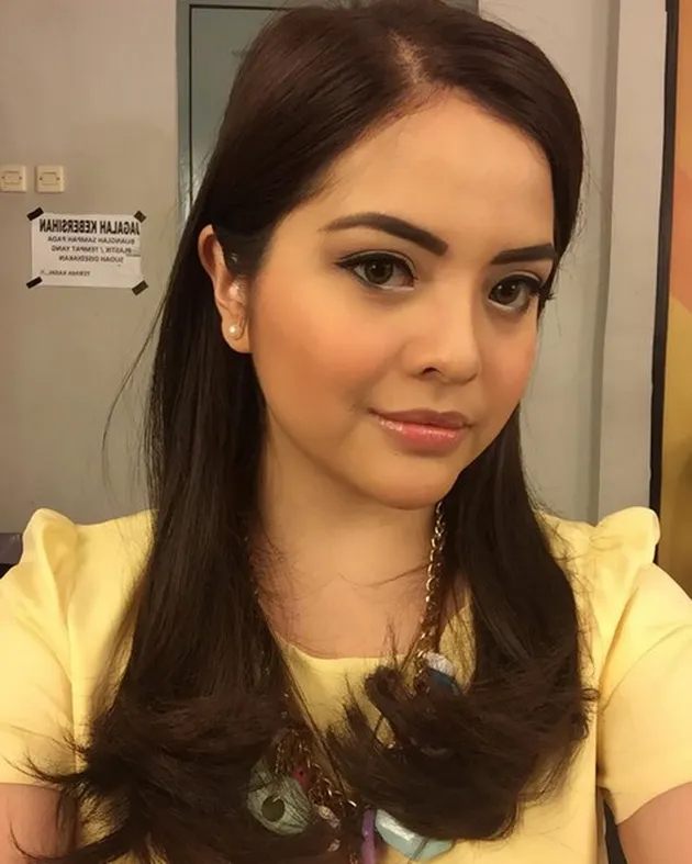 lirikan selebriti, selebriti melirik, selebriti cantik, kumpulan selebriti cantik
