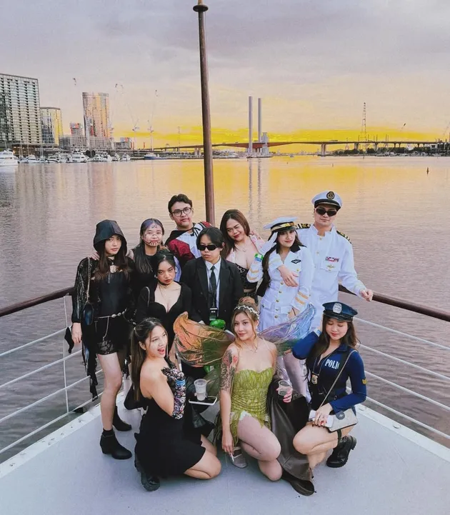 Awkarin bareng sahabat