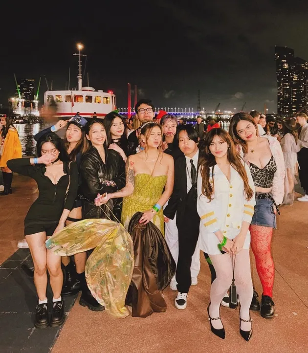 Awkarin dan teman-temannya