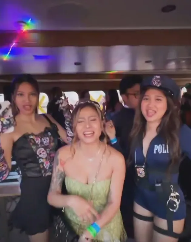 Awkarin berpesta dengan seru