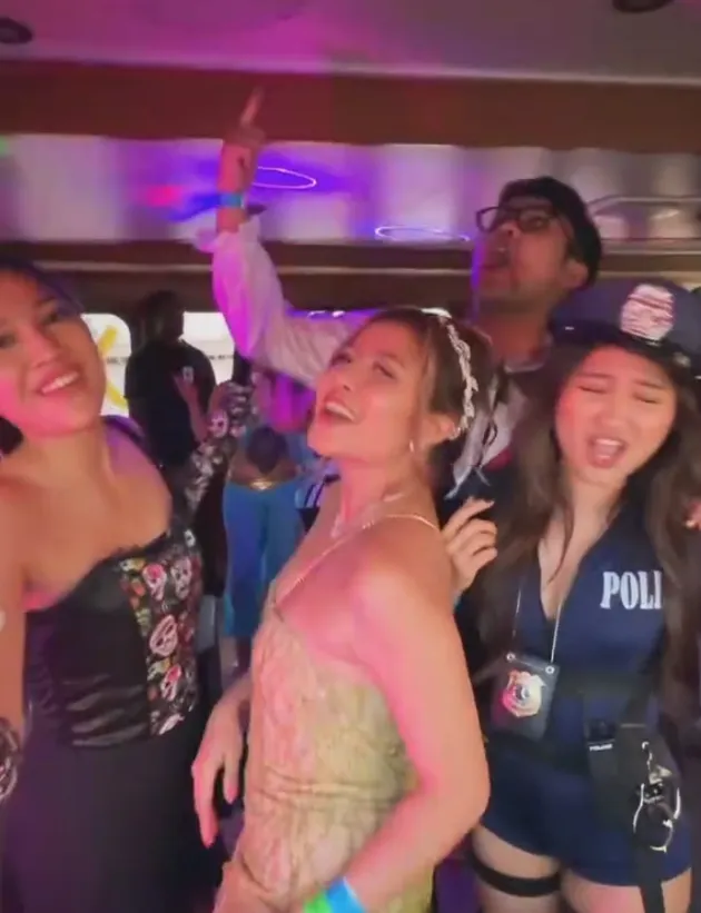 Awkarin pakai baju hijau