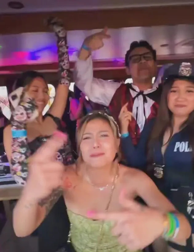 Awkarin party Halloween