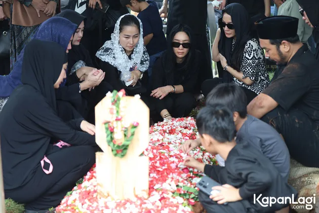 Bunga Zainal di pemakaman ayahnya.