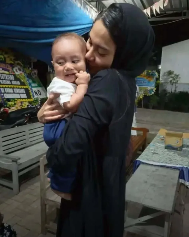 Azizah gendong saudara Arhan