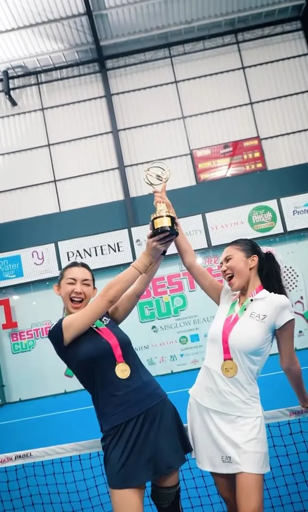 Azizah Salsha Bareng Teman Dapat Piala Menang Padel