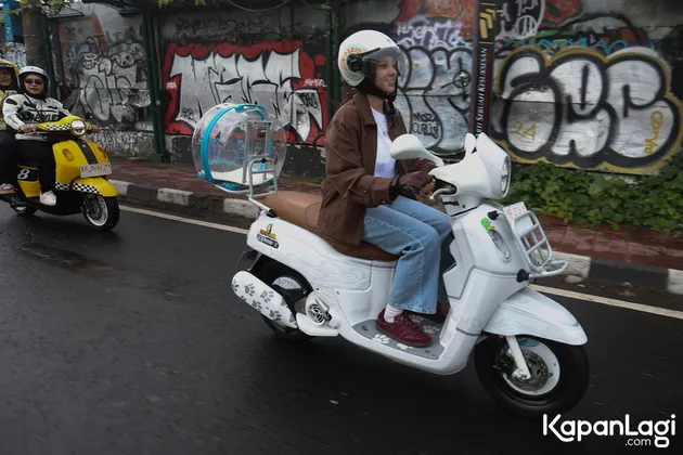 Azizi Asadel Touring di Yogyakarta