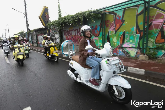 Azizi Asadel Touring di Yogyakarta