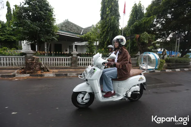 Azizi Asadel Touring di Yogyakarta