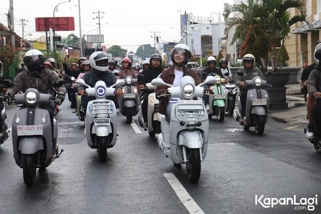 Azizi Asadel Touring di Yogyakarta