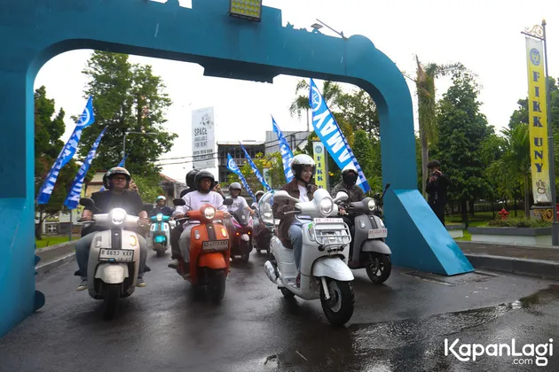 Azizi Asadel Touring di Yogyakarta