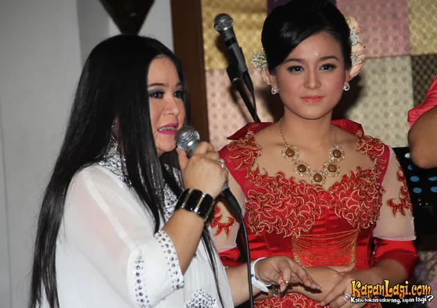 Juwita Bahar, lamaran