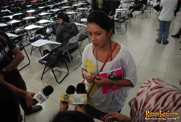 ADE FITRIA SOAL PERCERAIAN SARAH SECHAN - KapanLagi.com