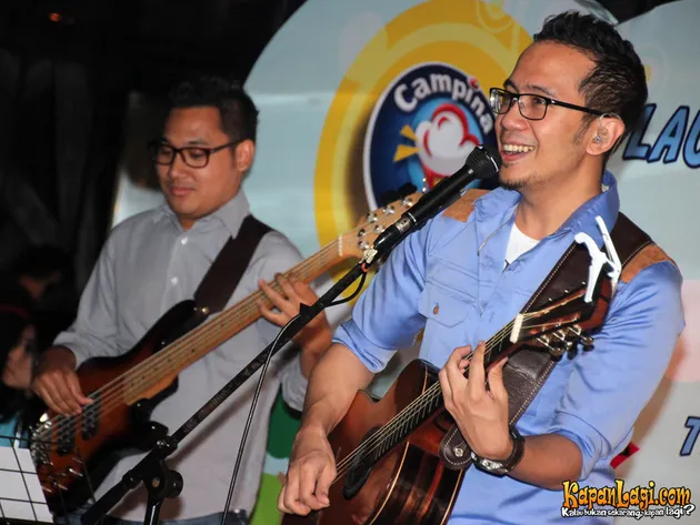 Namun selama ini, Ebiet tak pernah memaksanya untuk menekuni dunia musik.