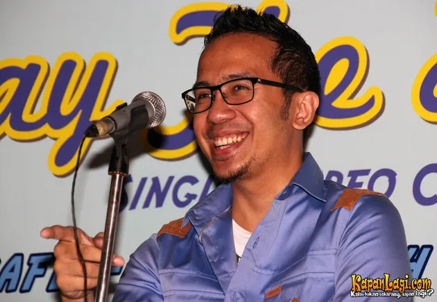 Adera merupakan putra kedua Ebiet G Ade.